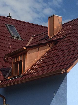 Blechbearbeitung für Dachumdeckung aus Kupfer