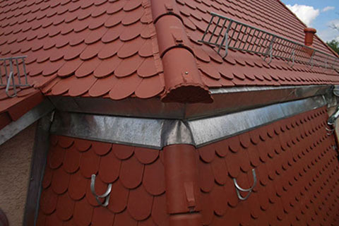 Dach Eindeckung mit Flaschnerarbeiten und Blecharbeiten